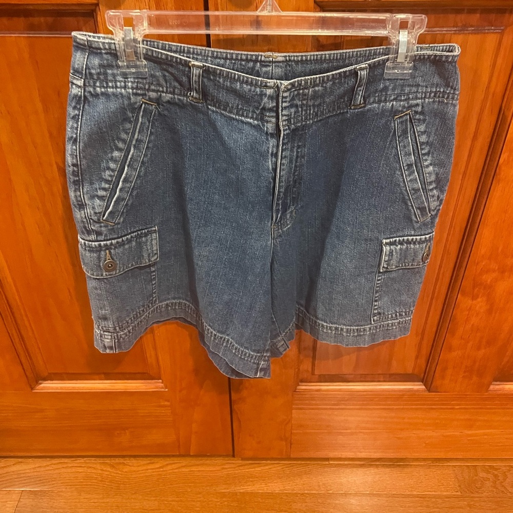 Liz Claiborne women’s size 10, blue denim jean short